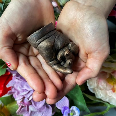 Bodycasting Friesland ByFem 3d beeld handbeeld liefde love Groningen gips Drenthe Flevoland Gelderland gips voor altijd samen herinenringen hondenvriendje grote zus broertje trots