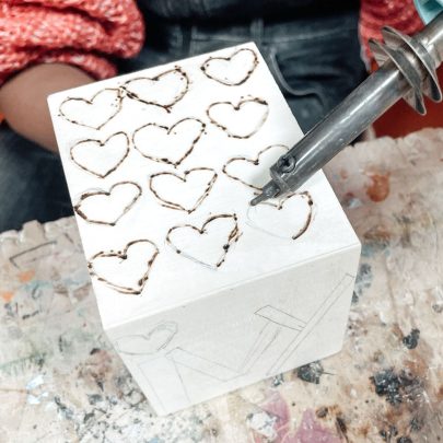 Houtbranden I MadeByFem - Creatief in Workshops Creatieve Kinderfeestjes Friesland handletteren macrame houtbranden leuk ontspannen compleet Heerenveen (3)